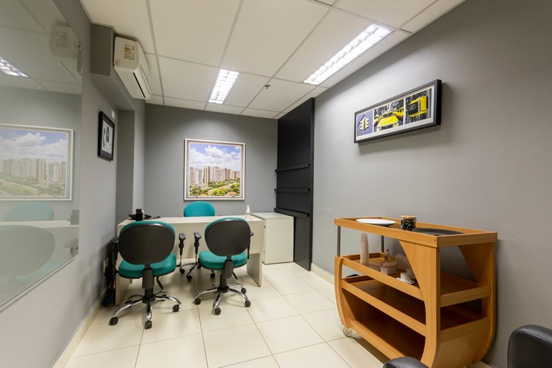 Sala para alugar em Ribeirão Preto, na Solution Indoor. Sala profissional, bem decorada, com mesas e ar condicionado.