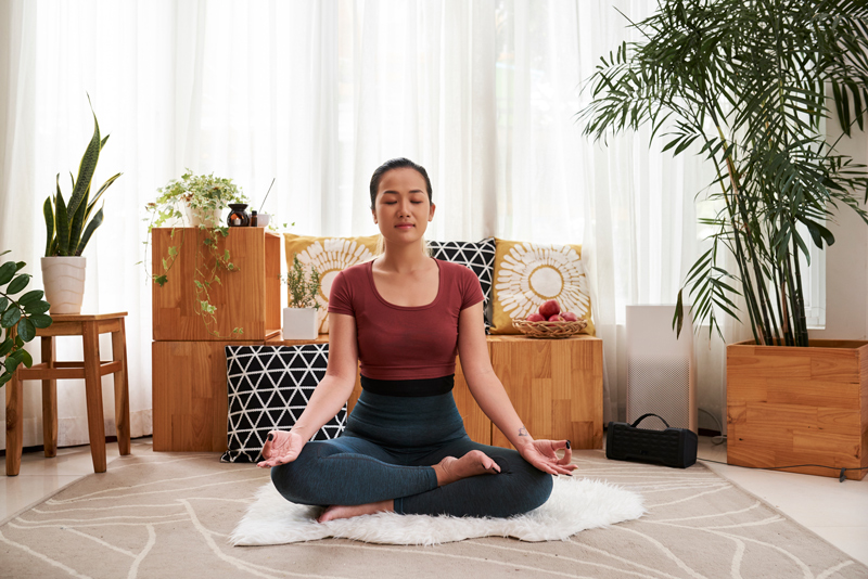 Pessoa meditando, aproveitando o modelo de semana de 4 dias de trabalho.