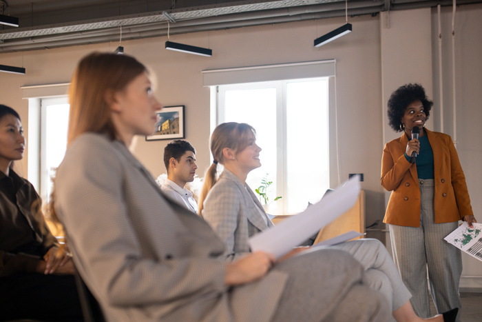 Colaboradores se atualizando em aula sobre mudanças no mercado de trabalho.