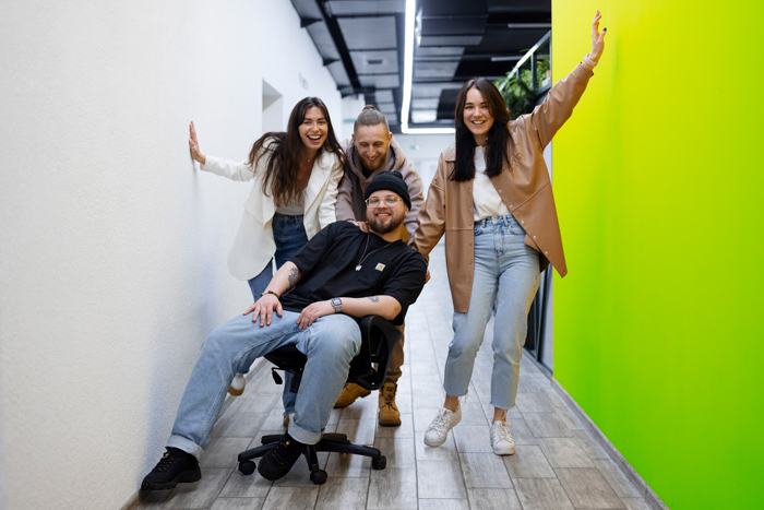 Equipe de jovens em escritório representando a geração Z no mercado de trabalho.