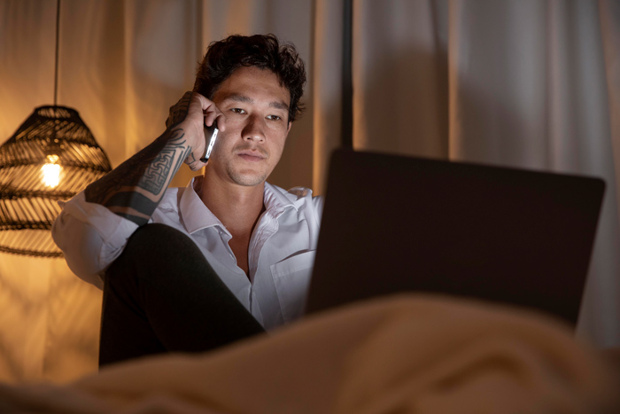 Profissional com excesso de trabalho, trabalhando em casa a noite.