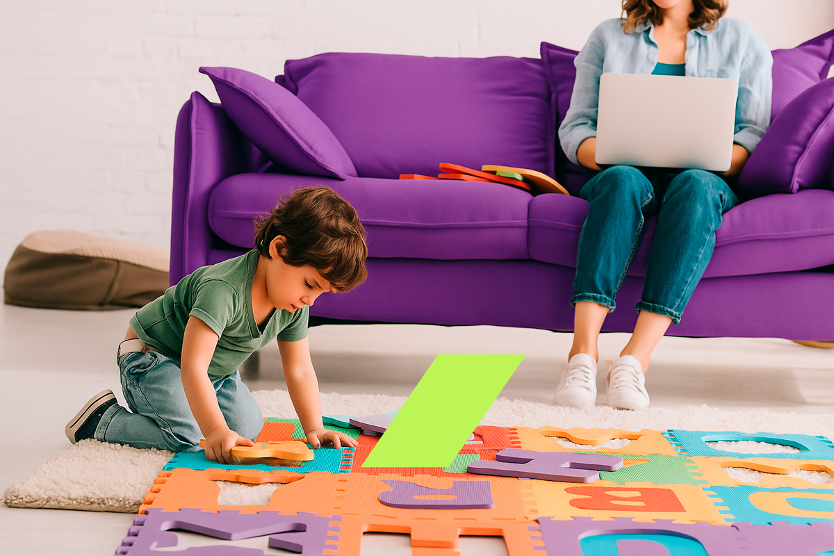 Mulher trabalhando home office durante rotina de férias escolares.