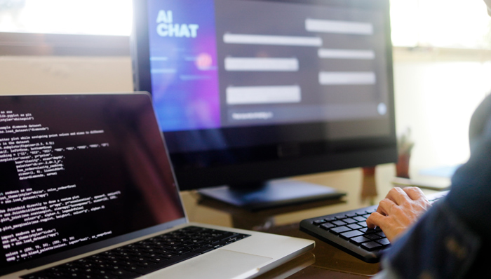 União de trabalho e tecnologia, colaborador utilizando ferramenta de IA.