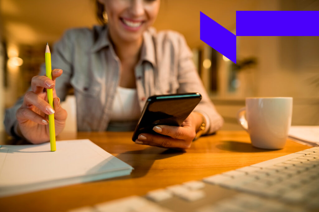 Empreendedora organizando documentos e fazendo anotações, simbolizando a importância do endereço fiscal na abertura de empresas.