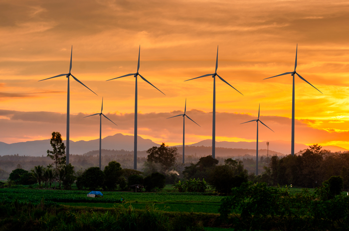Turbinas eólicas gerando energia para empresas que pensam em sustentabilidade.