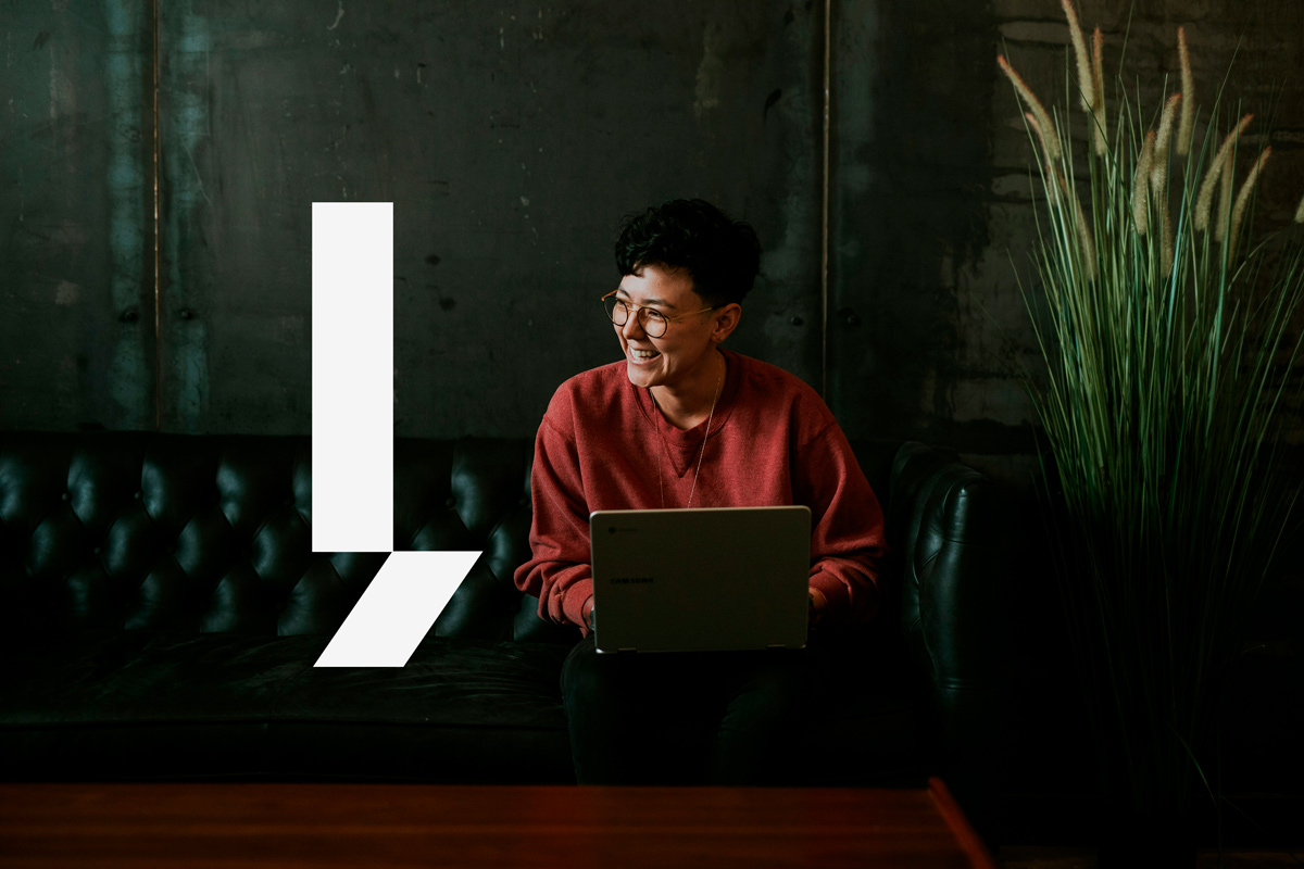 Profissional trabalhando em notebook no sofá, representando flexibilidade nas mudanças do trabalho.