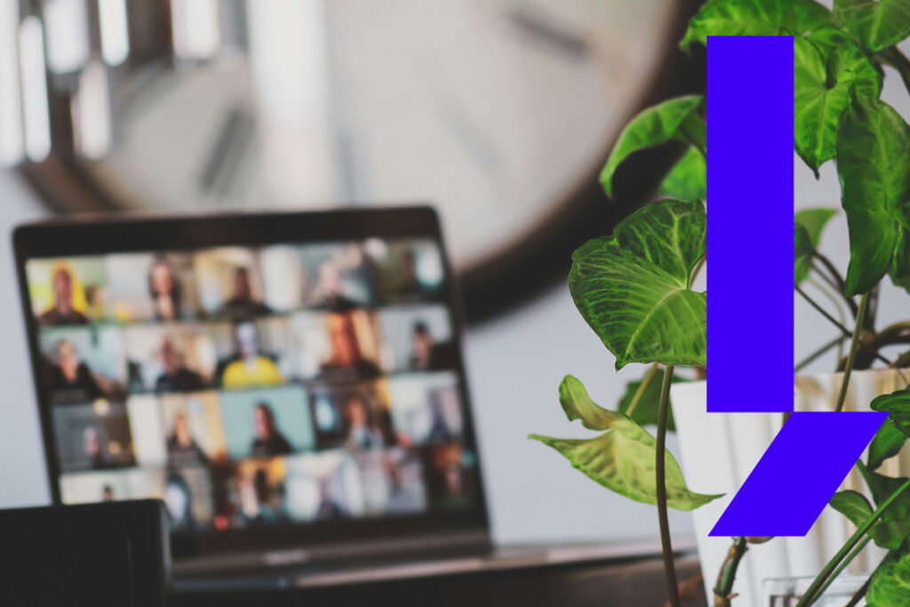 Tela de computador em videochamada, equipe reunida para discutir crise.