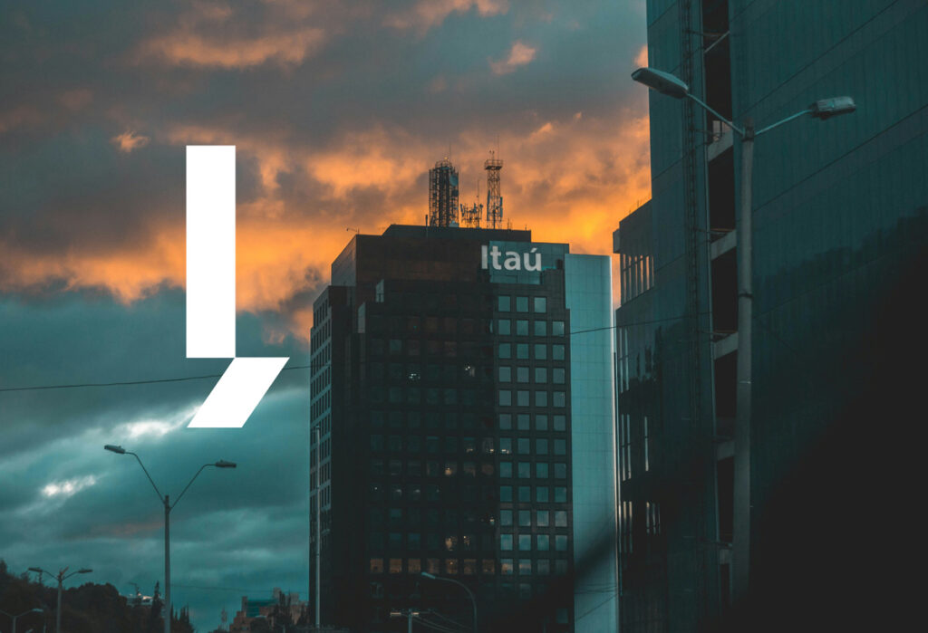 Prédio do banco Itaú em destaque no entardecer.
