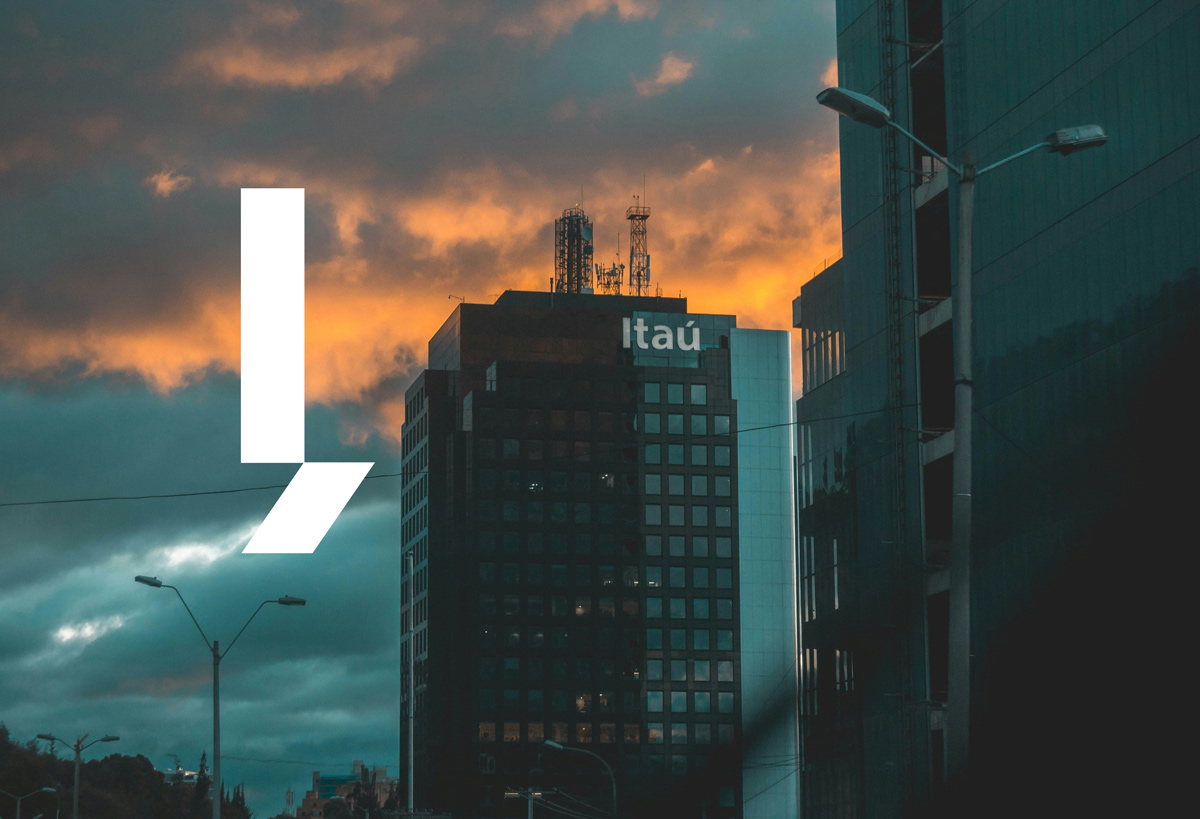 Prédio do banco Itaú em destaque no entardecer.