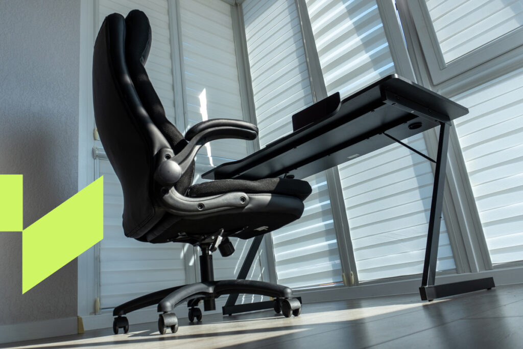 Cadeira de escritório ajustável em frente a uma mesa minimalista, destacando a importância da ergonomia no escritório para conforto e postura correta.