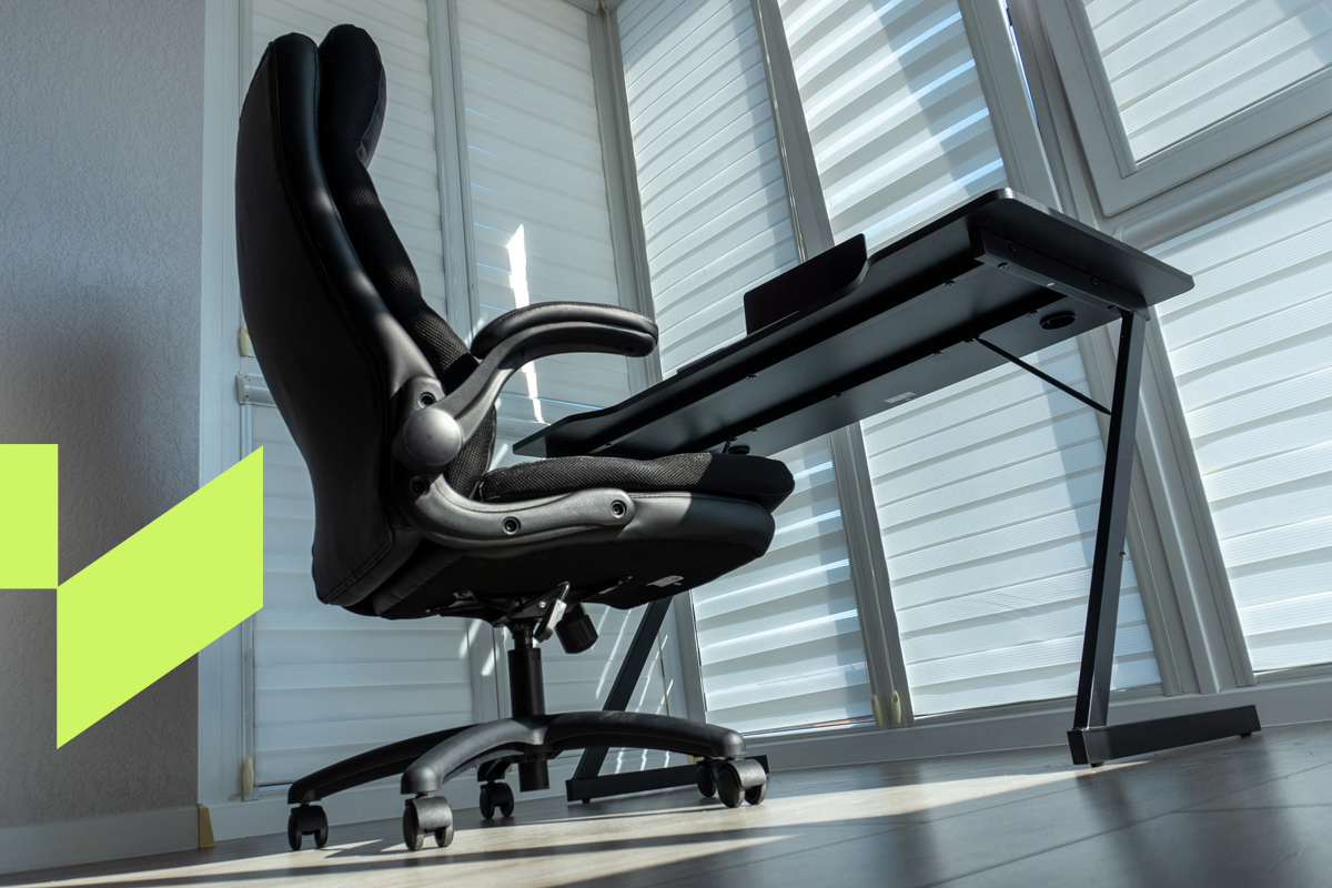 Cadeira de escritório ajustável em frente a uma mesa minimalista, destacando a importância da ergonomia no escritório para conforto e postura correta.