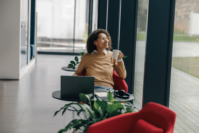 Mulher presente em uma mesa de trabalho