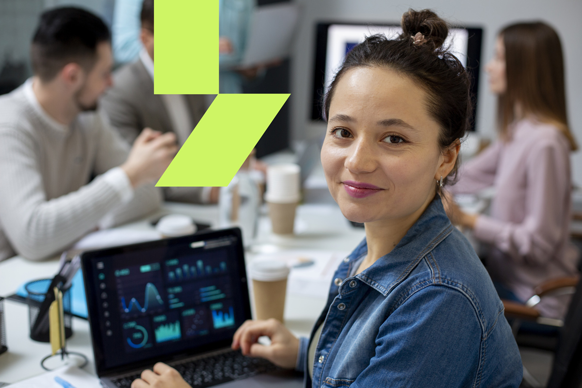 Profissional em um ambiente de trabalho. Ela tem a faixa etária que se encaixa nos millennials e está utilizando inteligência artificial