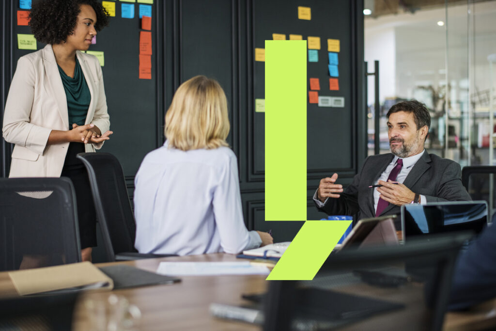 Pessoas numa sala de reunião de escritório tendo uma reunião produtiva