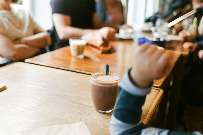 Buffet para eventos corporativos com coffee break servido em mesa elegante, opções variadas de finger foods e momento de pausa estratégica no ambiente de trabalho.