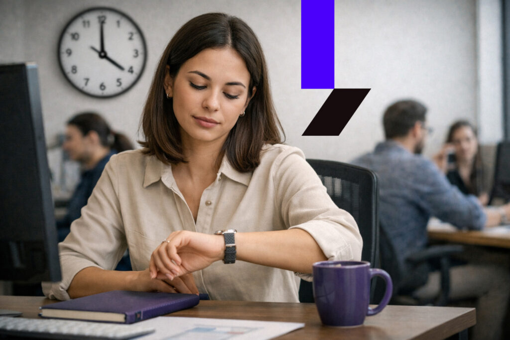 Mulher sentada à mesa de trabalho olhando para o lado com expressão de desmotivação enquanto usa o notebook no escritório, representando o conceito de quiet quitting no ambiente corporativo.
