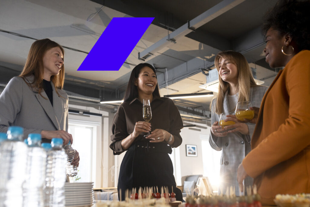 Coffee break corporativo com colaboradores conversando em ambiente de escritório moderno, buffet organizado com bebidas, petiscos e foco na experiência do colaborador.