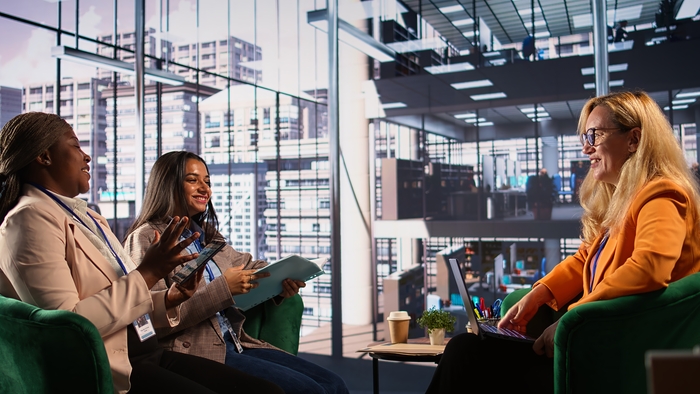 Profissionais em reunião estratégica em escritório corporativo, simbolizando vantagens de ter endereço fiscal em polos de tecnologia e inovação e o impacto da localização na competitividade e expansão empresarial.