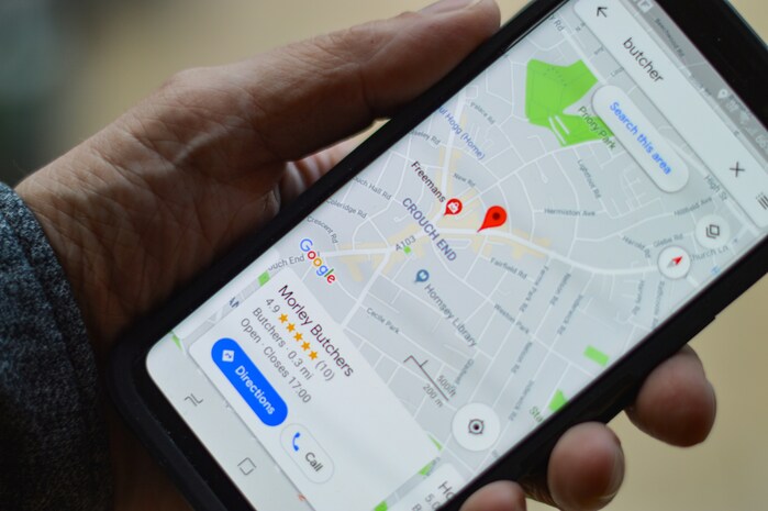 Tela de smartphone com aplicativo Google Maps aberto enquanto pessoa pesquisa por negócio próximo a ela.