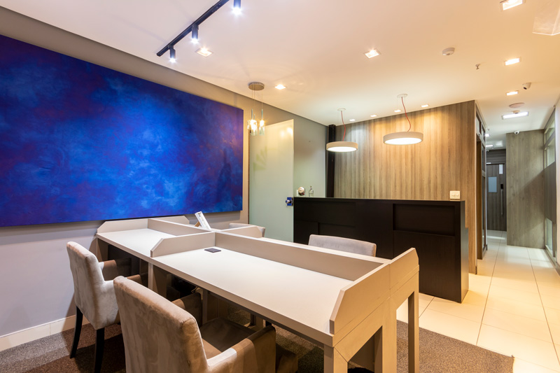 O melhor coworking em Ribeirão Preto, espaço da Solution Indoor com mesas e cadeiras em local bem decorado e iluminado.