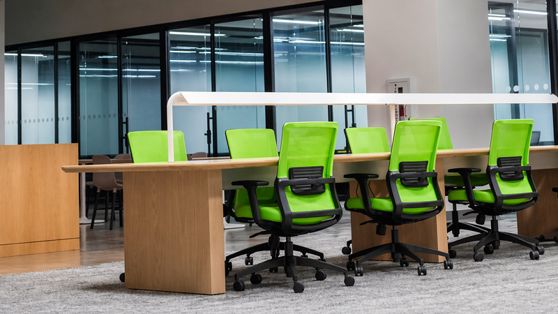 Escritório físico para retorno ao presencial com mesa e cadeiras, estilo coworking.