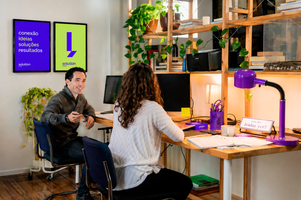 Ambiente corporativo moderno com trabalho em equipe