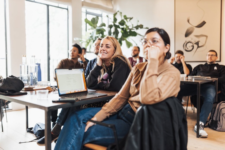 Escritório moderno com equipe focada e motivada