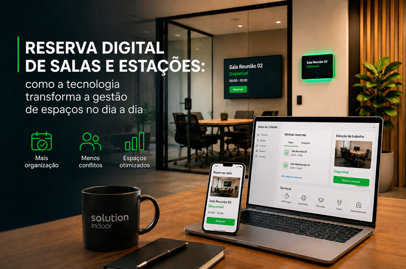 Notebook com tela aberta em plataforma de reserva digital de salas e estações de trabalho dentro de um coworking moderno, com salas de reunião privativas ao fundo e ambiente profissional de smart office