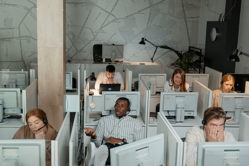 Escritório em modelo open space, onde o barulho no ambiente de trabalho tende a ser maior caso não haja organização e cultura adequados.