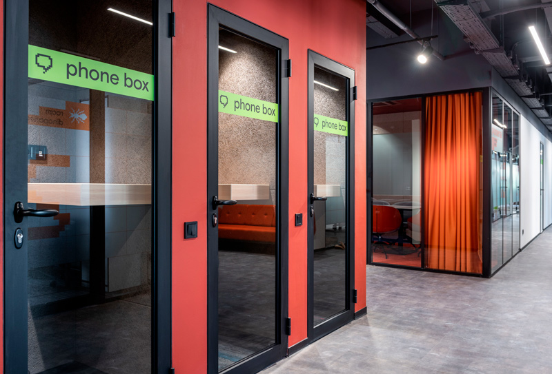 Cabines com isolamento acústico (phone booth) ideais para que os colaboradores possam fazer ligações dentro do escritório de maneira privada, sem serem atrapalhados e sem atrapalhar os demais.