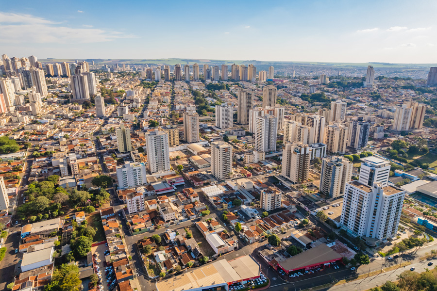 Ribeirão Preto de dia com seus prédios e o céu azul