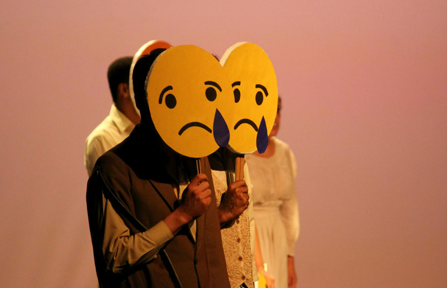 2 pessoas com máscara de emoji triste representando a saude mental do trabalhador