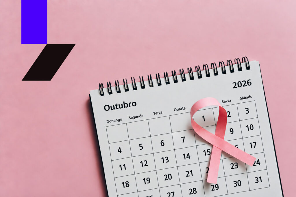 Folha de calendário de outubro de 2026 com laço rosa em cima, e num fundo rosa, com logo da solution indoor ao lado.